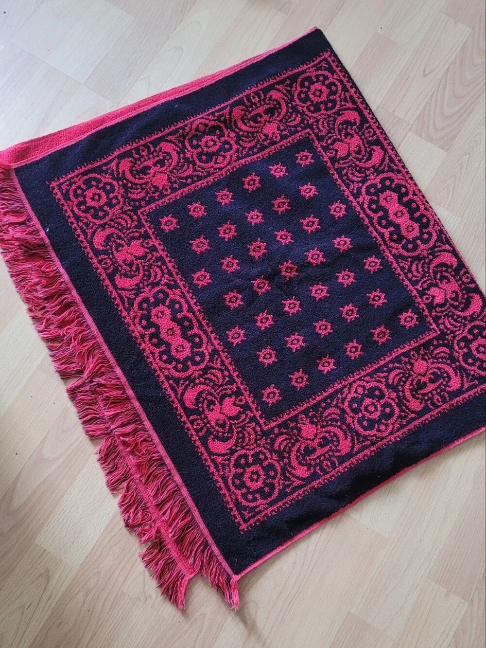 Rare Vintage Fieldcrest Bandana Black Red Design Fringe Trim Bath Towel
